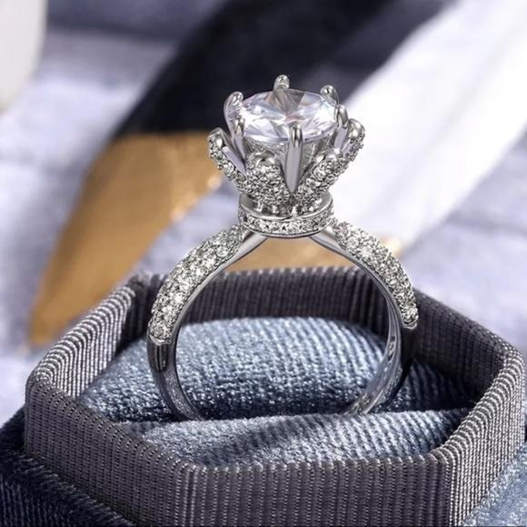 LUXURY FLOWERED 925 STERLING SILVER DIAMOND RING, CUTE RING, SHINY RING. - Picture 3 of 5